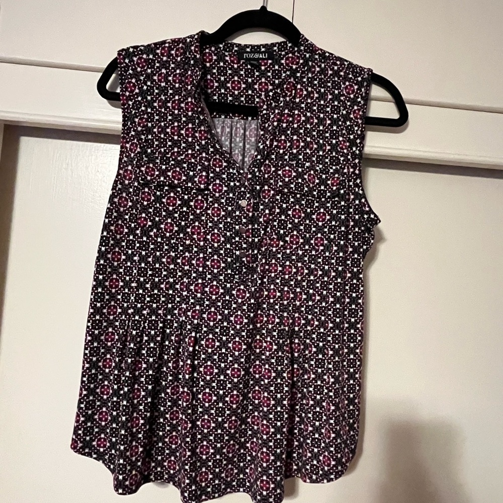 Roz & Ali Petite Black and Pink Sleeveless Geometric Blouse